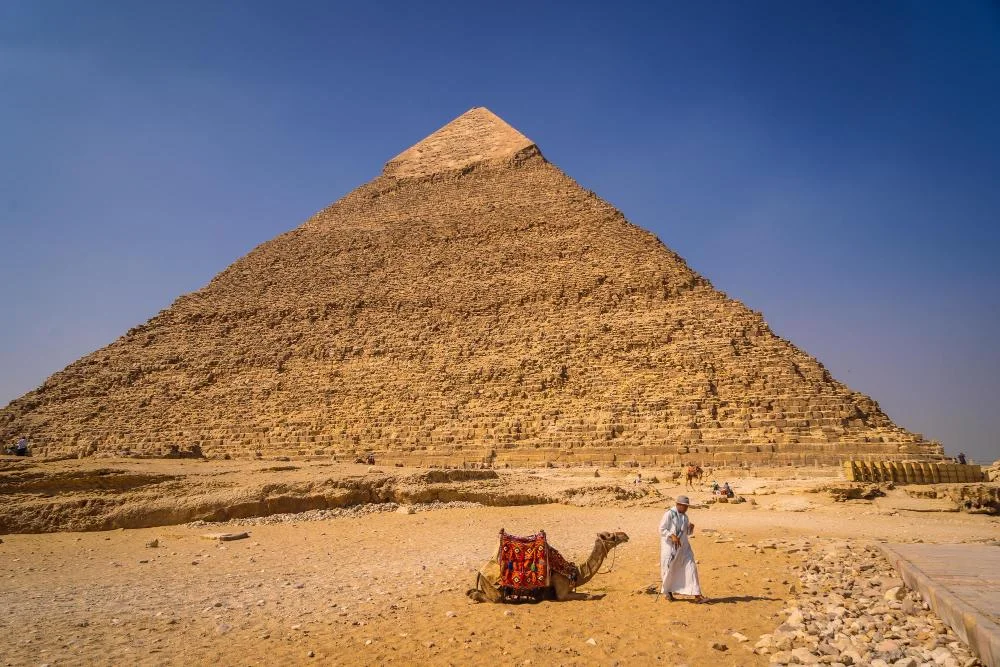 Historical depiction of Chephren Pyramid construction