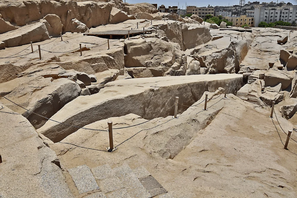 Secret of the Crack on the Obelisk