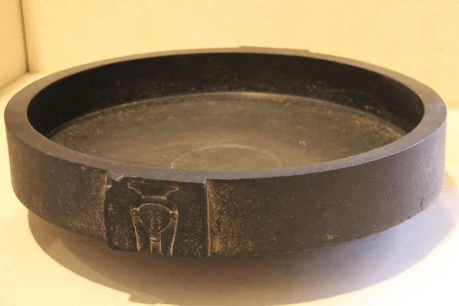 Ancient Egyptian food vessel and offerings