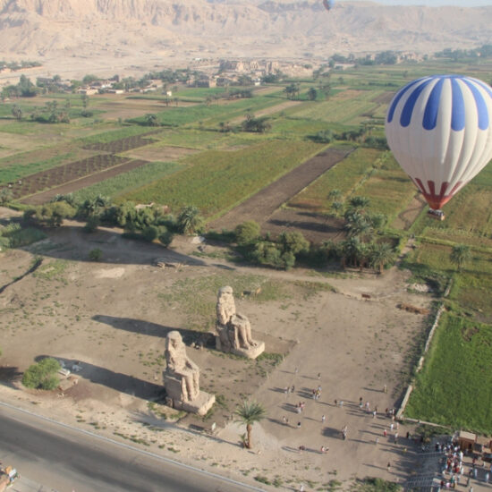 Hot air balloon above the Colossi of Memnon, a part of our 6 Days Egypt Tour